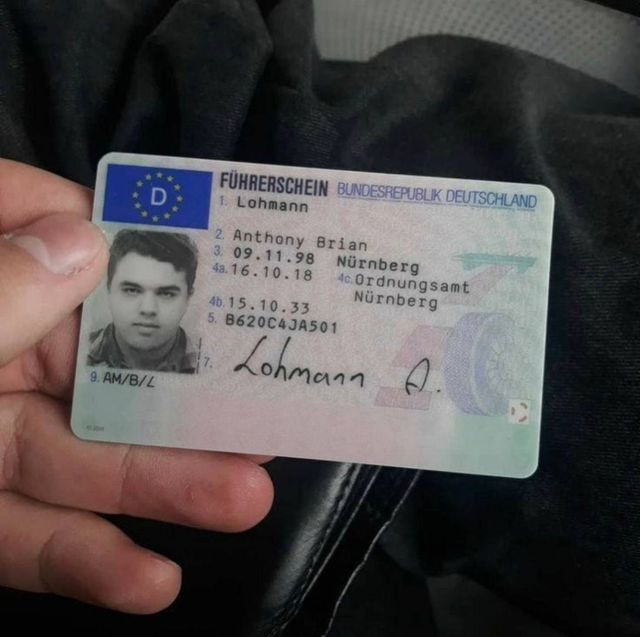Hand hält die Vorderseite einer italienischen Führerscheinkarte