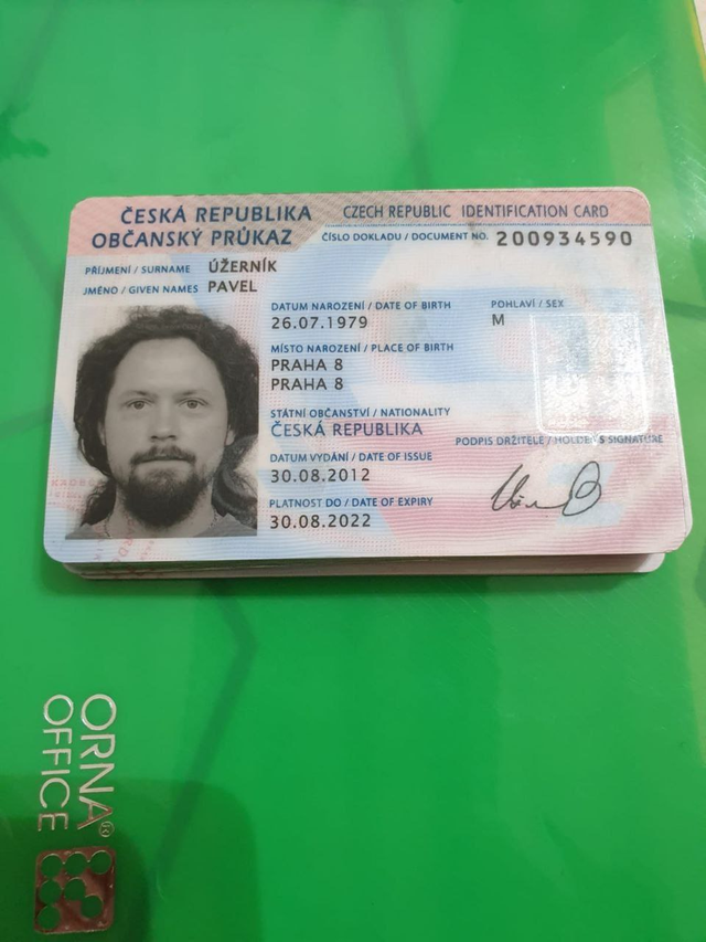 Führerscheinkarte mit Foto auf einer grünen Unterlage