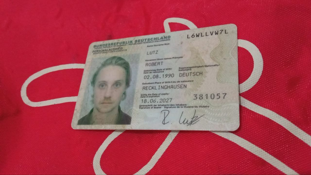 Italienische Führerscheinkarte quer auf rotem Stoff